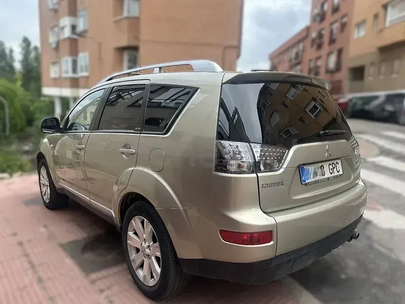 Usado Mitsubishi Outlander Plus 156 CV (114 kW) 2009 Beige SUV
