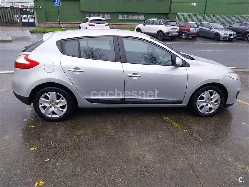 Usado Renault Mégane Dynamique 110 CV (80 kW) 2012 Gris / plata Berlina