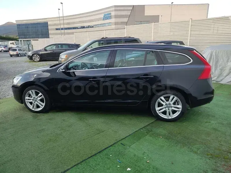Usado Volvo V60 Momentum 115 CV (84 kW) 2012 Negro Familiar
