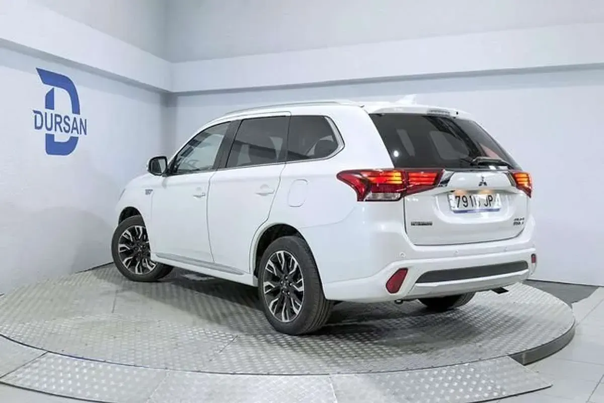 Usado Mitsubishi Outlander P-HEV 204 CV (150 kW) 2016 Blanco SUV
