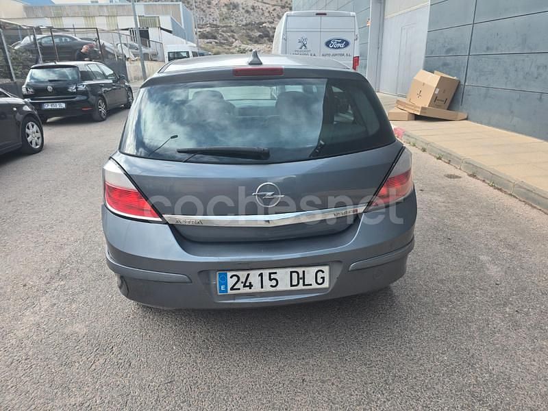 Usado Opel Astra Edition 80 CV (58 kW) 2005 Gris / plata Berlina