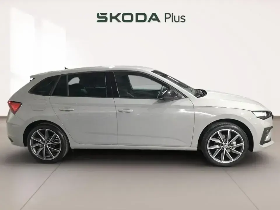 Usado Skoda Scala 116 CV (85 kW) 2025 Gris Utilitario