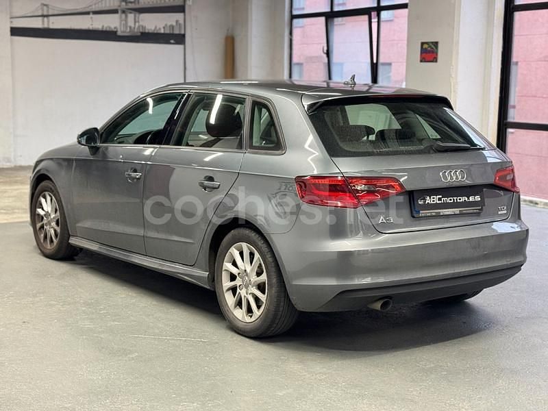 Usado Audi A3 Attraction 110 CV (80 kW) 2014 Gris / plata Berlina