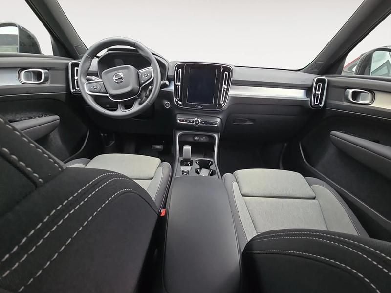 Begagnad Volvo XC40 Core 163 HK (119 kW) 2025 Svart SUV