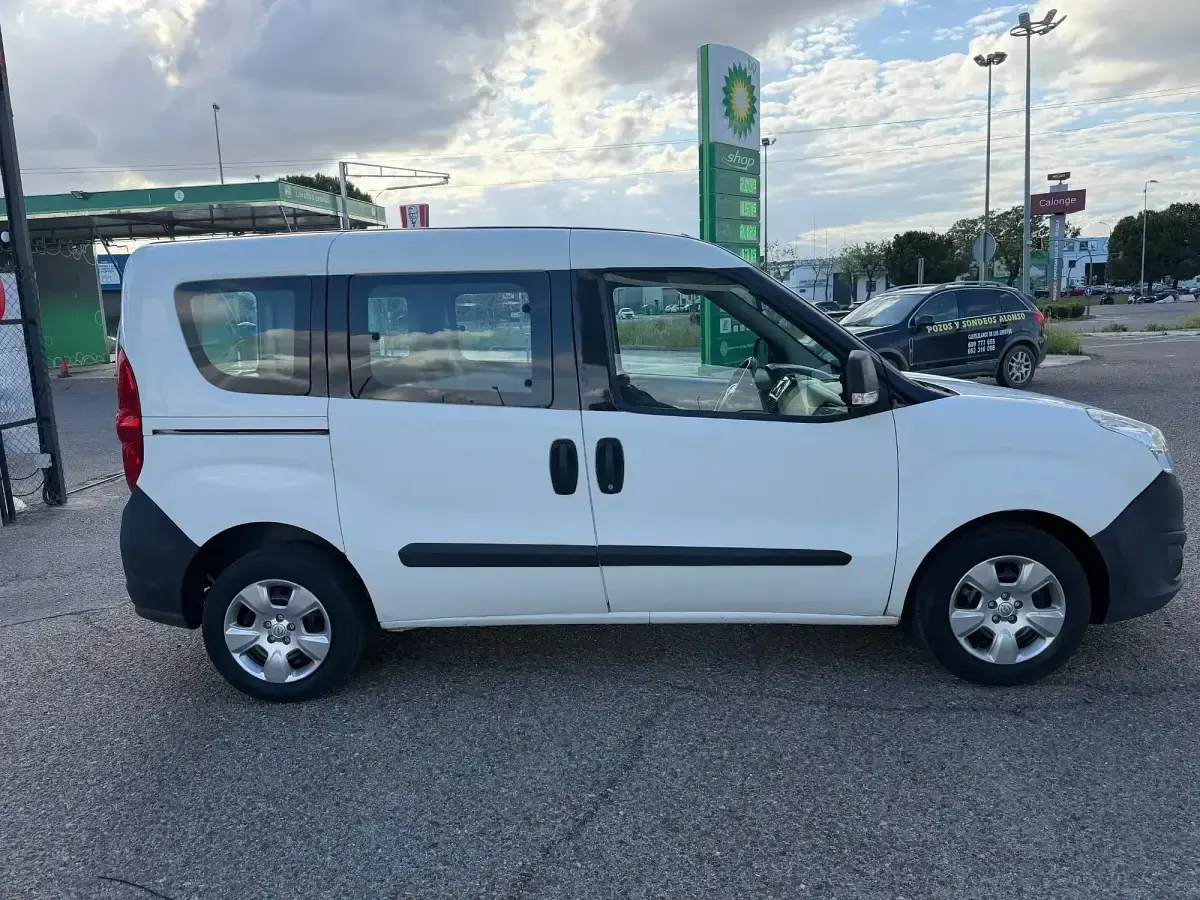 Usado Opel Combo Selective 90 CV (66 kW) 2015 Blanco Monovolumen