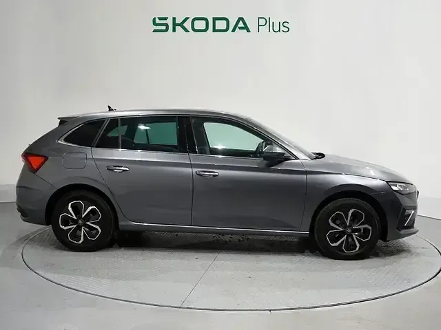 Usado Skoda Scala Selection 116 CV (85 kW) 2025 Gris Utilitario