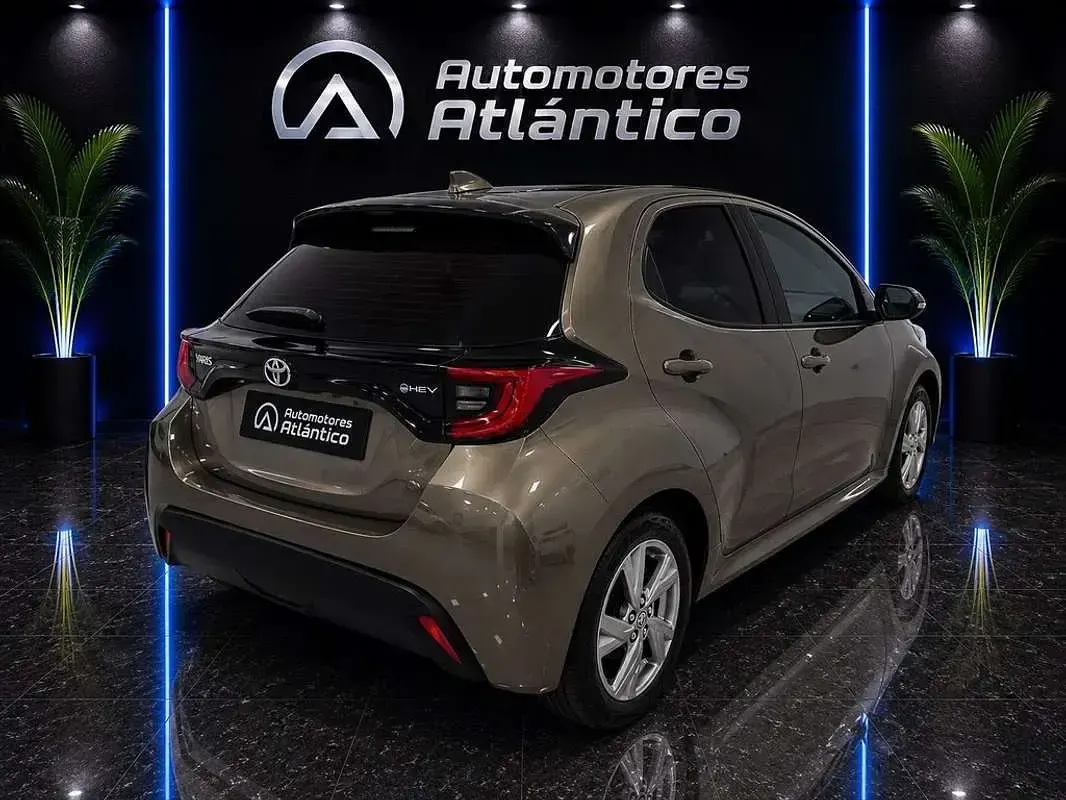 Usado Toyota Yaris Hybrid Active 116 CV (85 kW) 2025 Marrón Utilitario