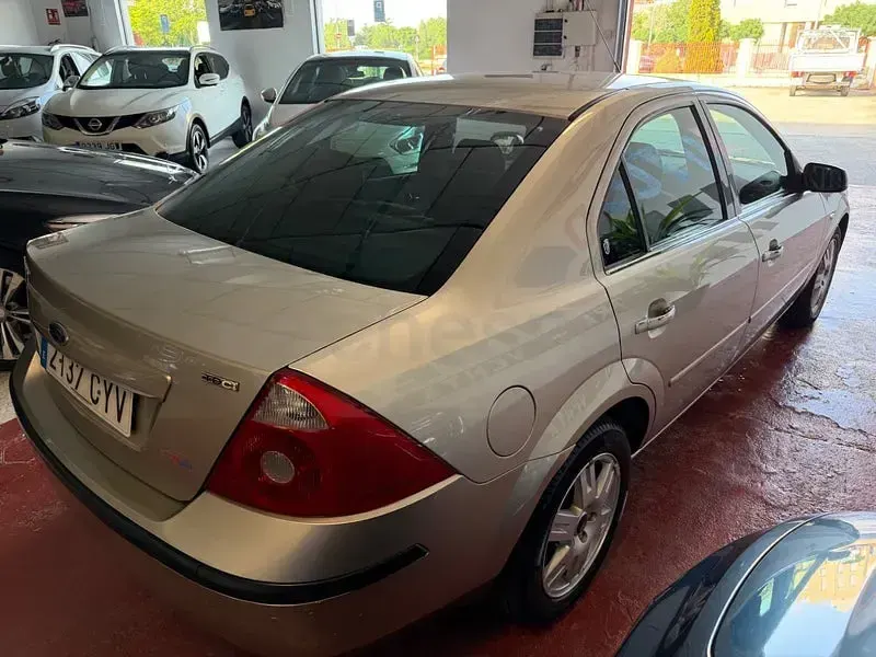 Usado Ford Mondeo Ghia 155 CV (114 kW) 2004 Beige Berlina