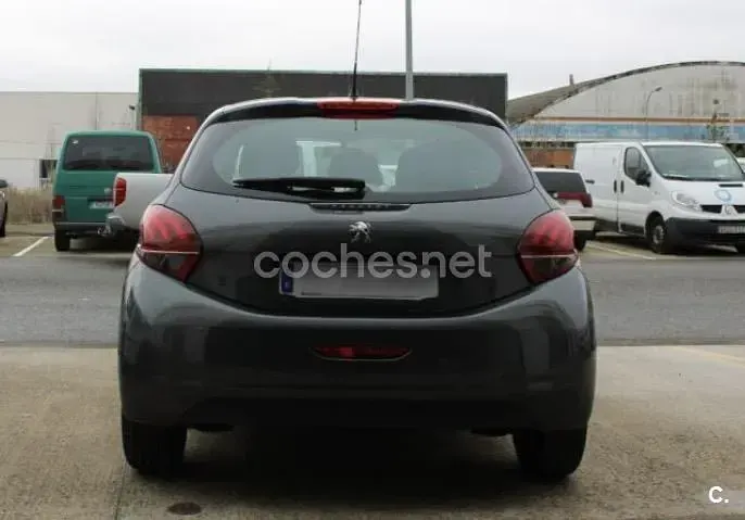 Usado Peugeot 208 Active 100 CV (73 kW) 2015 Gris / plata Utilitario