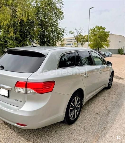 Usado Toyota Avensis Comfort 124 CV (91 kW) 2014 Gris / plata Familiar