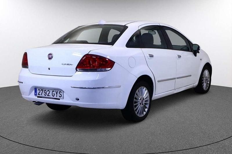 Usado Fiat Linea Emotion 105 CV (77 kW) 2010 Blanco Berlina