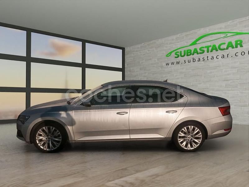Gris / plata Usado 2021 Skoda Superb Style Berlina | 21.500 € (Precio justo) - Imagen 1/4
