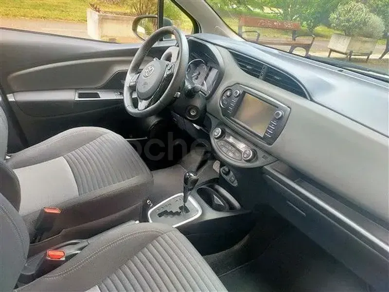 Usado Toyota Yaris Hybrid Active 100 CV (73 kW) 2019 Gris / plata Berlina