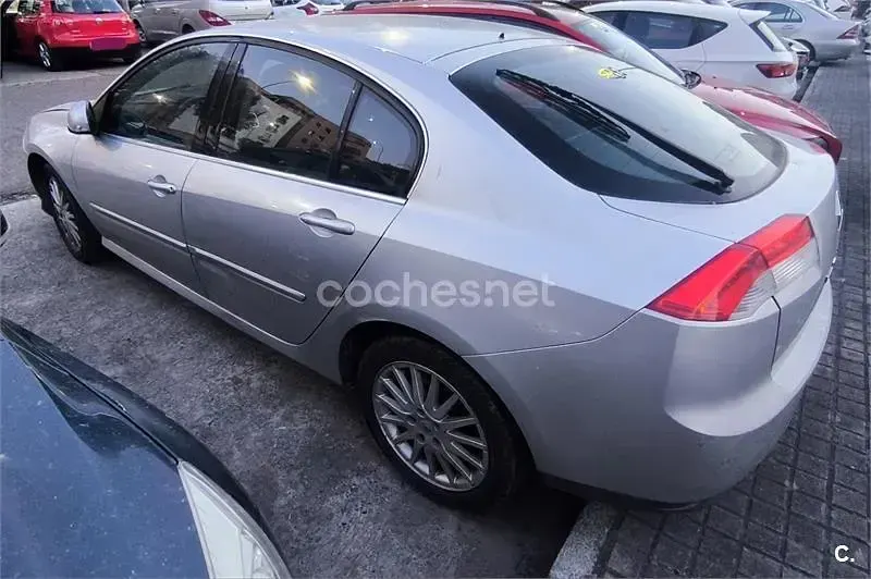 Usado Renault Laguna III Expression 150 CV (110 kW) 2007 Gris / plata Berlina