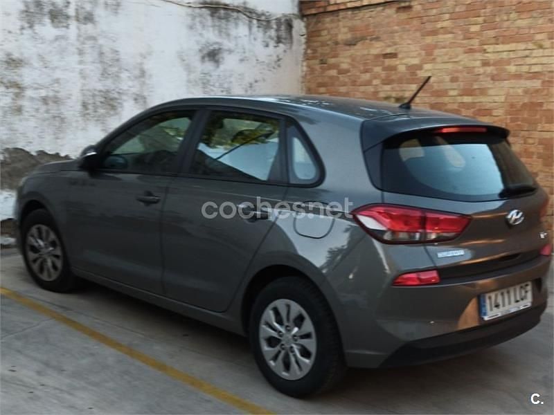Usado Hyundai i30 100 CV (73 kW) 2019 Gris / plata Berlina