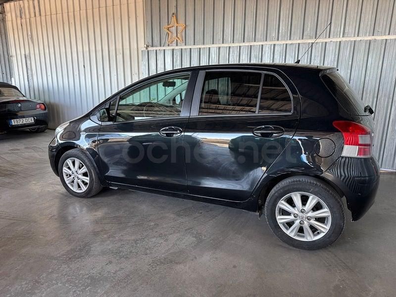 Usado Toyota Yaris Connect Style 90 CV (66 kW) 2011 Negro Utilitario