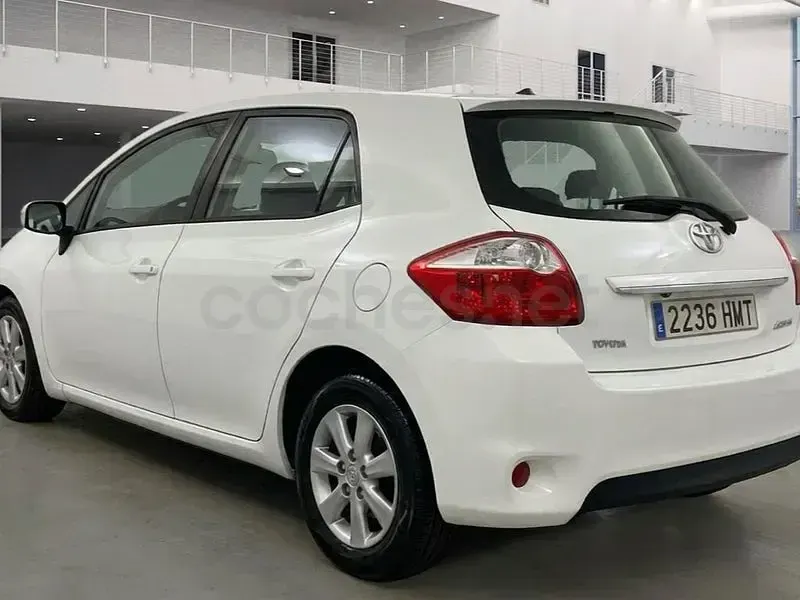 Usado Toyota Auris Active 90 CV (66 kW) 2012 Blanco Berlina