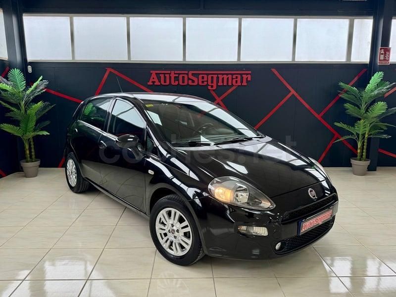 Käytetty Fiat Punto Lounge 77 HP (56 kW) 2013 Musta Viistoperä