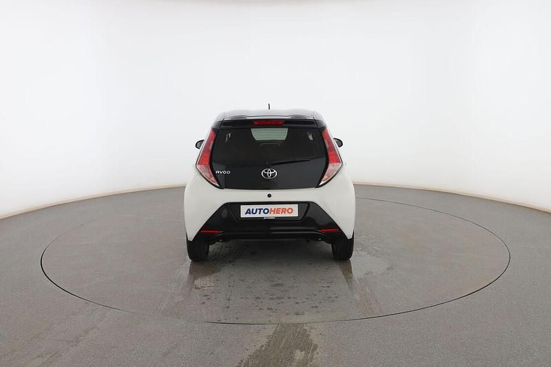 Usado Toyota Aygo X-play 70 CV (51 kW) 2018 Blanco Utilitario