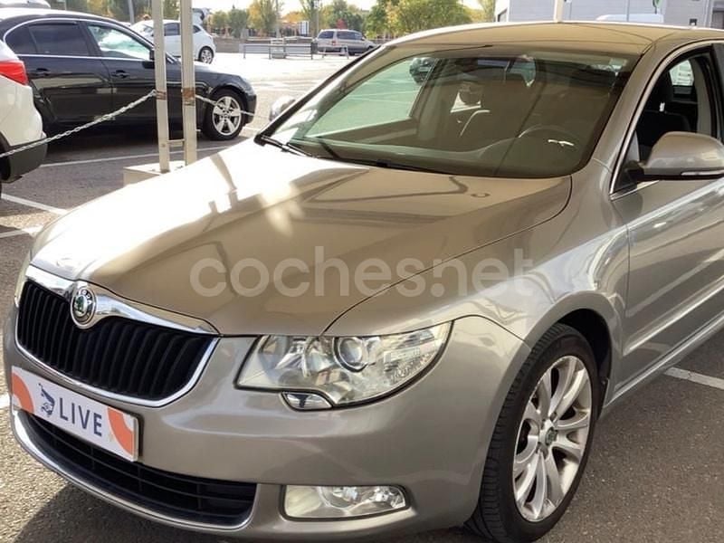 Beige Usado 2013 Skoda Superb Ambition Berlina | 6900 € - Imagen 1/4