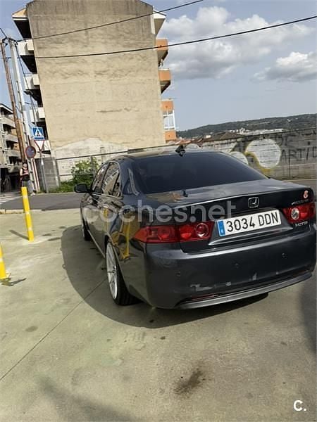 Usado Honda Accord Executive 140 CV (102 kW) 2004 Gris / plata Berlina