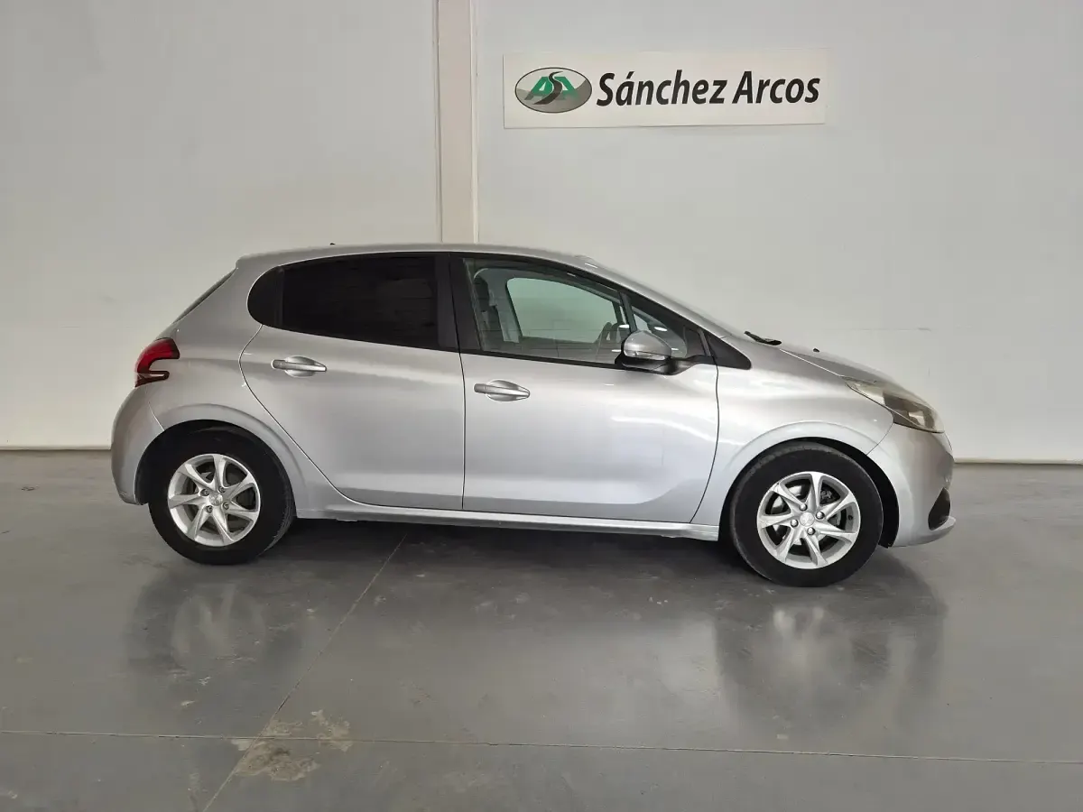 Usado Peugeot 208 Active 75 CV (55 kW) 2016 Blanco Utilitario