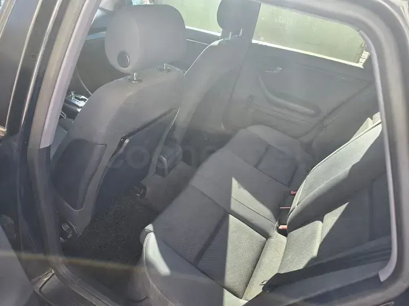 Usado Audi A4 130 CV (95 kW) 2004 Azul Familiar