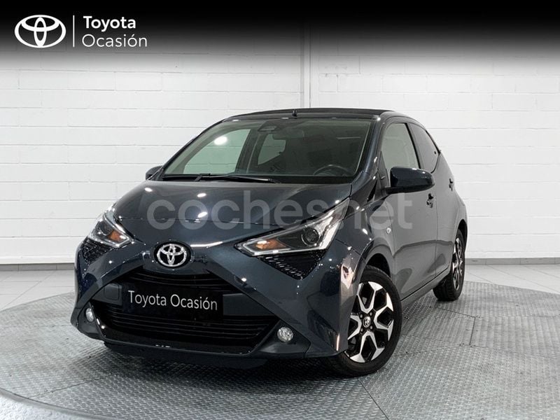 Gris / plata Usado 2021 Toyota Aygo X-play Utilitario | 13.800 € (Un poco caro) - Imagen 1/4