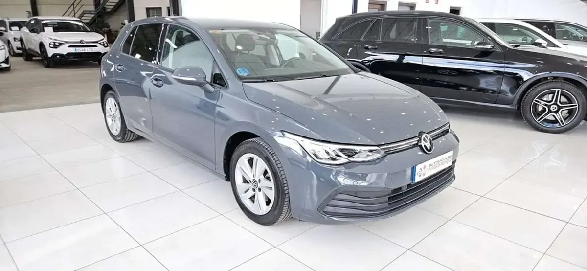 Usado VW Golf VIII Life 110 CV (80 kW) 2021 Gris / plata Berlina