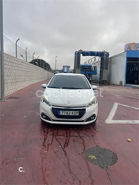 Blanco Usado 2017 Peugeot 208 Active Utilitario | 5999 € (Buen precio) - Imagen 1/4