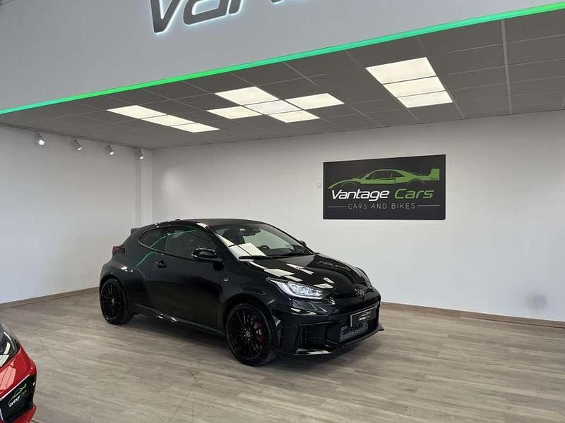 Usado Toyota Yaris 276 CV (202 kW) 2024 Negro Utilitario