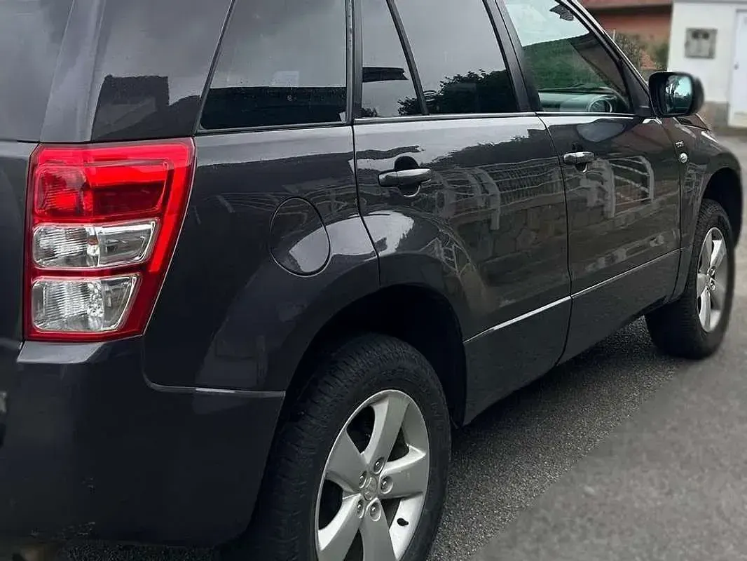 Usado Suzuki Grand Vitara 129 CV (94 kW) 2011 Negro SUV