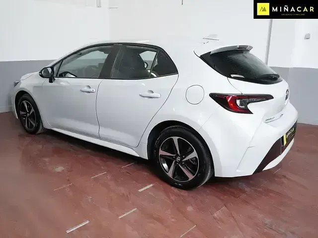 Usado Toyota Corolla Active 140 CV (102 kW) 2025 Blanco Berlina