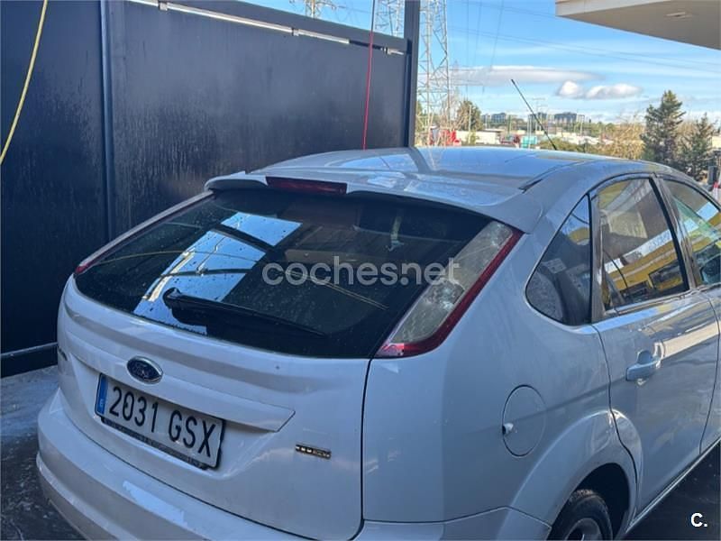 Usado Ford Focus Trend 109 CV (80 kW) 2010 Blanco Berlina