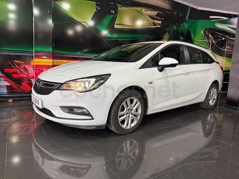 Usado Opel Astra Business 110 CV (80 kW) 2017 Blanco Familiar