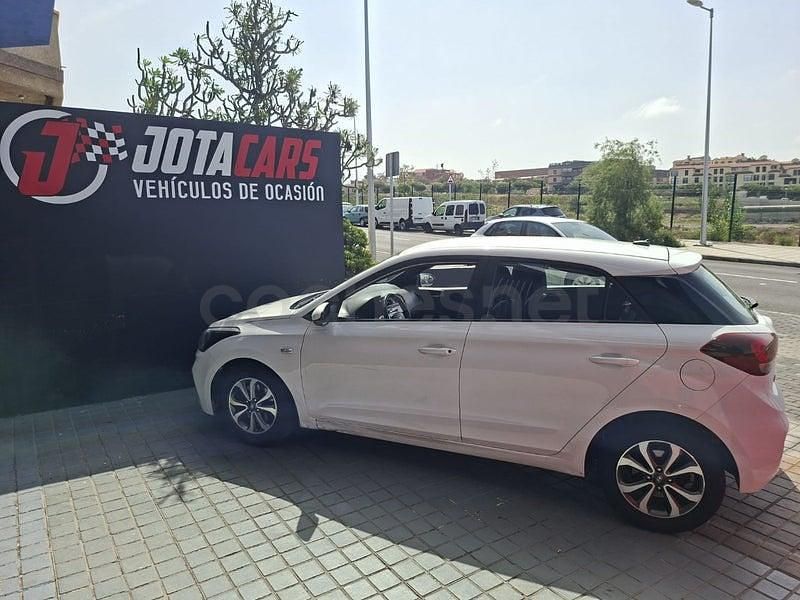 Begagnad Hyundai i20 100 HK (73 kW) 2020 Vit Halvkombi
