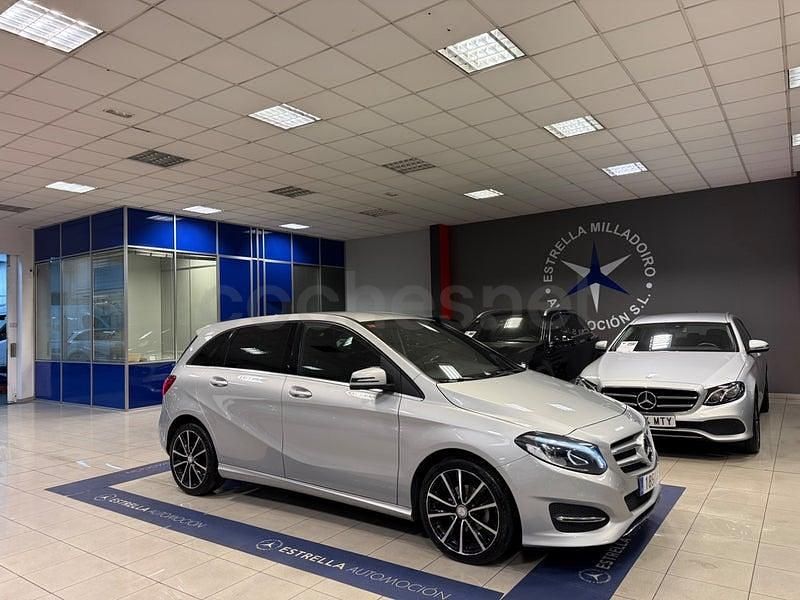 Usado Mercedes B180 109 CV (80 kW) 2017 Gris / plata Monovolumen
