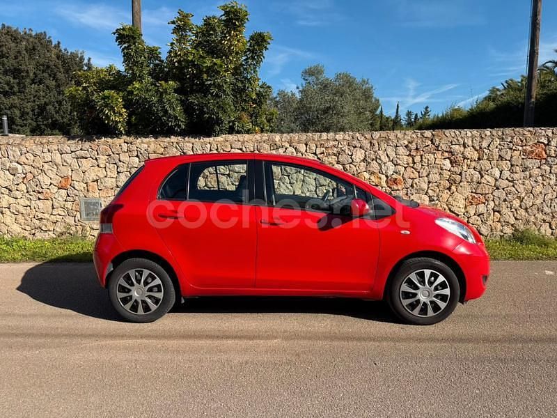 Usado Toyota Yaris Active 69 CV (50 kW) 2009 Rojo Berlina
