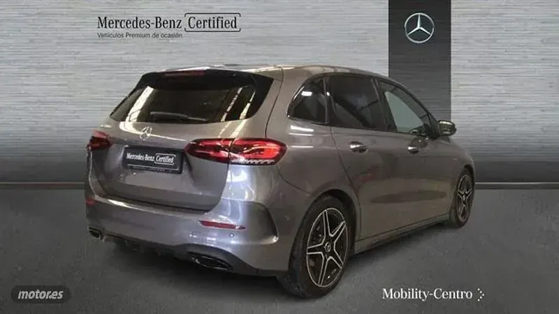 Usado Mercedes B200 149 CV (109 kW) 2021 Gris Utilitario
