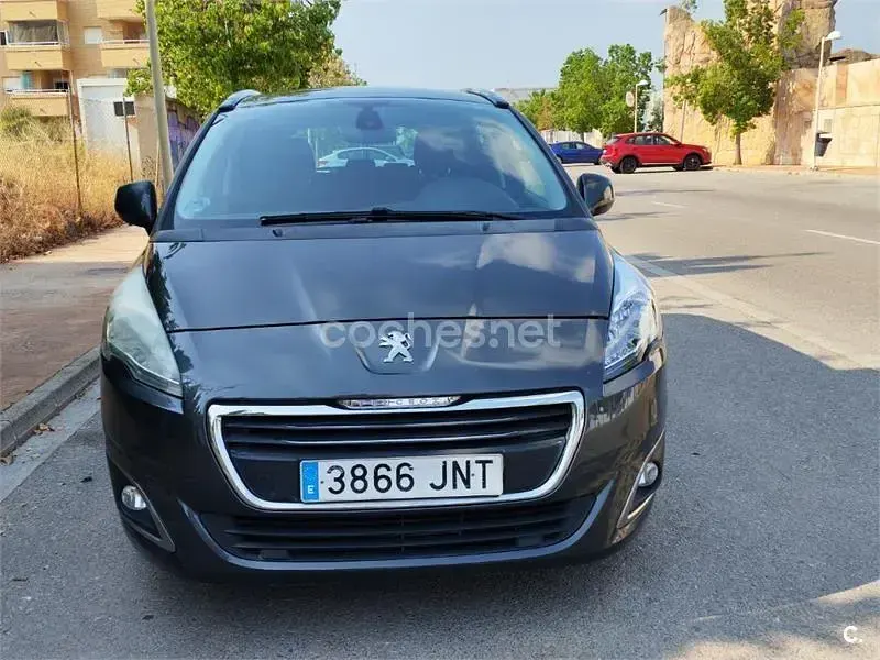Usado Peugeot 5008 Style 120 CV (88 kW) 2016 Gris / plata Monovolumen