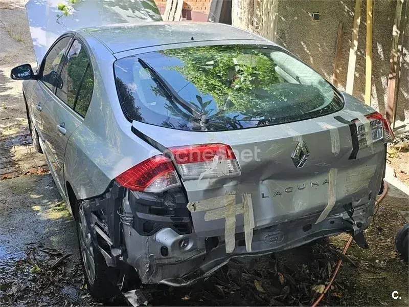 Usado Renault Laguna III Dynamique 130 CV (95 kW) 2009 Gris / plata Berlina