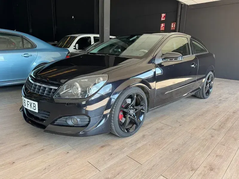 Usado Opel Astra GTC Sport 170 CV (125 kW) 2006 Negro Berlina