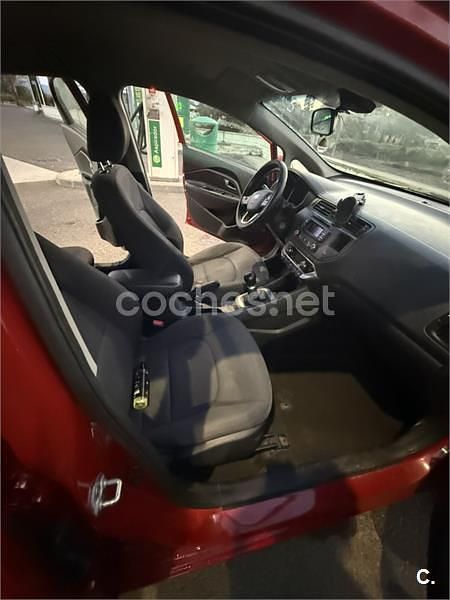 Usado Kia Rio 85 CV (62 kW) 2013 Rojo Berlina