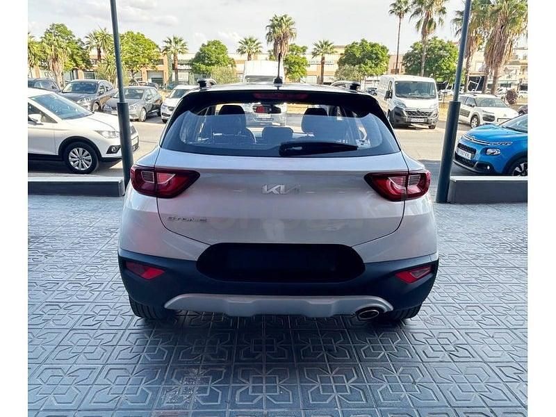 Usado Kia Stonic 84 HP (61 kW) 2023 Prateado SUV