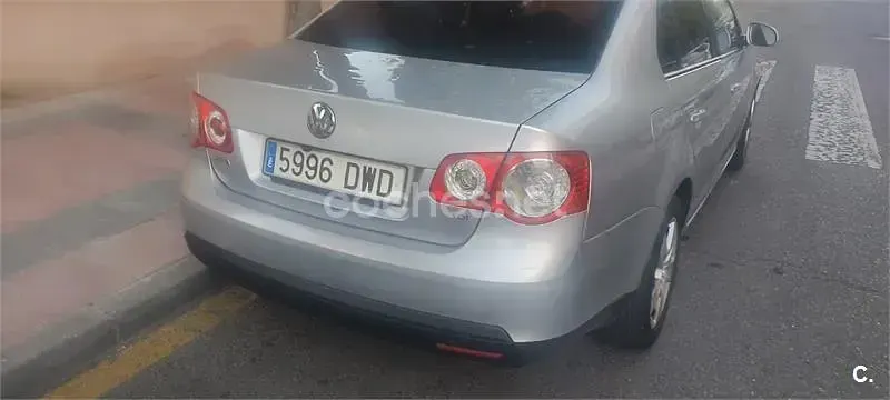 Usado VW Jetta Advance 105 CV (77 kW) 2006 Gris / plata Berlina
