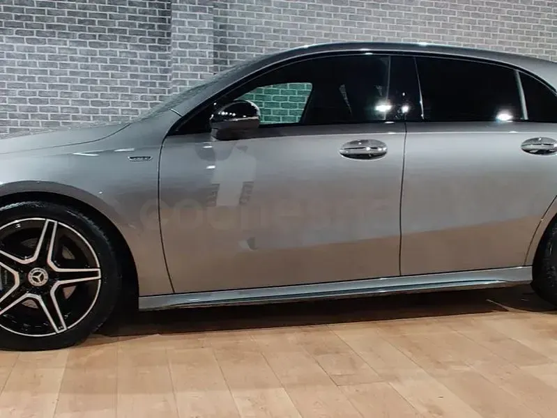 Usado Mercedes A180 116 CV (85 kW) 2021 Gris / plata Berlina