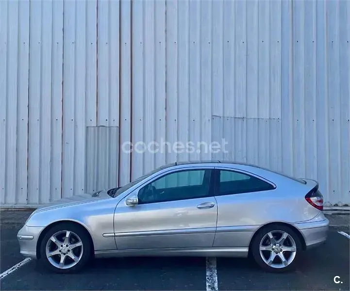 Usado Mercedes C220 143 CV (105 kW) 2002 Gris / plata Berlina