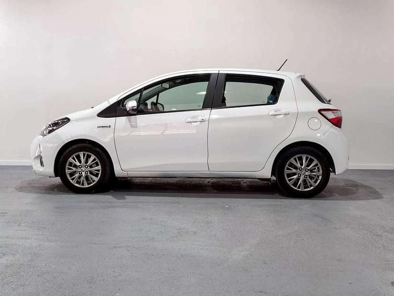 Usado Toyota Yaris Hybrid Active 99 CV (72 kW) 2020 Blanco Utilitario