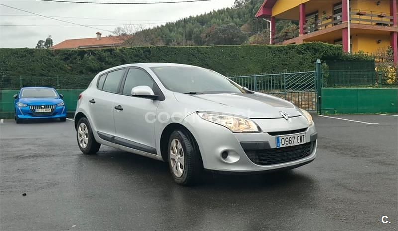 Usado Renault Mégane Authentique 100 CV (73 kW) 2010 Gris / plata Berlina