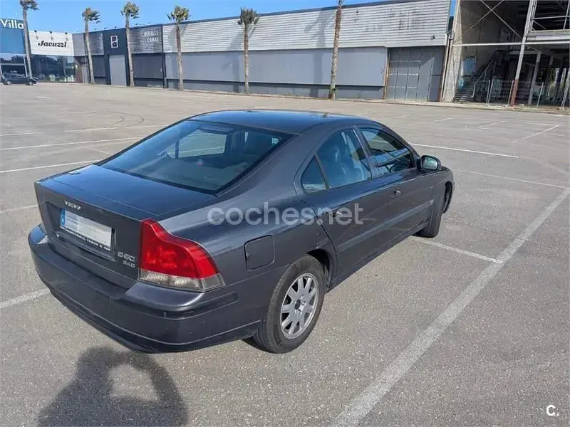 Usado Volvo S60 130 CV (95 kW) 2002 Gris / plata Berlina